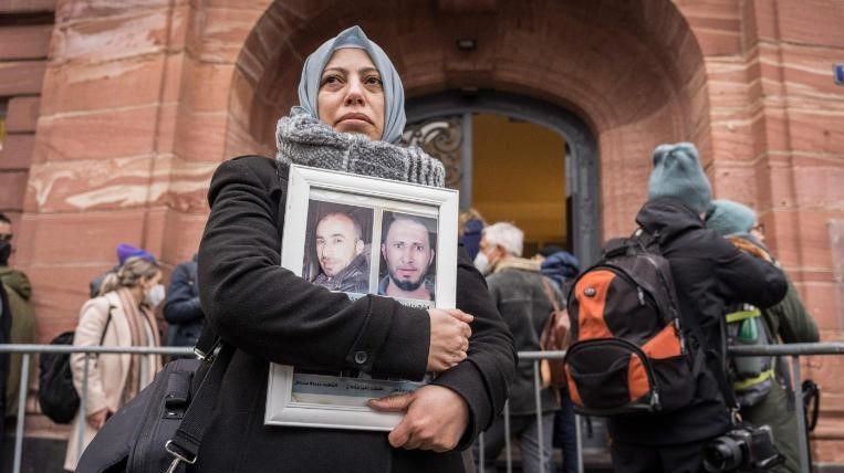 Yasmen Almashan, ativista síria da Associação César de Famílias, espera do lado de fora do tribunal em Koblenz, oeste da Alemanha, na quinta-feira (13) / Bernd Lauter/AFP/Getty Images