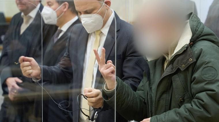 Raslan (à direita) gesticula no tribunal em Koblenz, após sua sentença / Thomas Frey/AFP/Getty Images