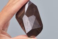 Diamante negro de 555,55 quilates que pode ter vindo do espaço será leiloado