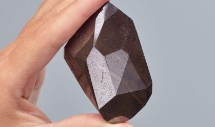 Diamante negro de 555,55 quilates que pode ter vindo do espaço será leiloado
