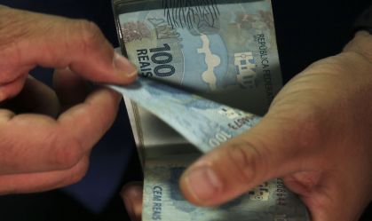 Empresas pagam segunda parcela do 13º salário nesta terça-feira (20)