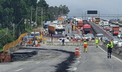 Cratera destrói trecho da Dutra no sentido São Paulo e interrompe tráfego