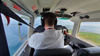 Piloto conduz o avião turboélice que faz o percurso em menos de um minuto