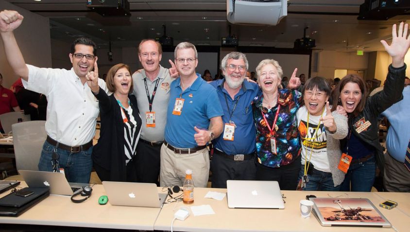 Laurie Leshin, segunda a partir da esquerda, comemora o pouso do rover Curiosity da NASA em 5 de agosto de 2012, com outros membros das equipes científicas do JPL / NASA/JPL-Caltech
