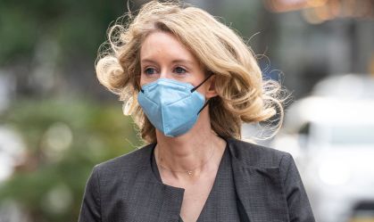 Elizabeth Holmes, da extinta startup Theranos, deve se apresentar à prisão nesta terça (30)