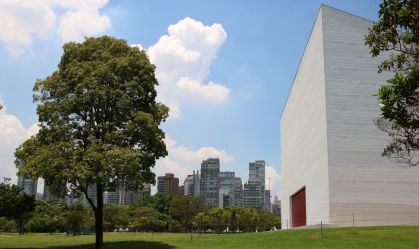 O Auditório Ibirapuera - Oscar Niemeyer foi concebido para apresentações de espetáculos musicais no Parque do Ibirapuera | SP | São Paulo | calor | verão