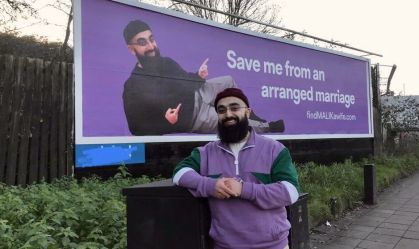 Homem solteiro faz propaganda de si mesmo em outdoor para encontrar esposa