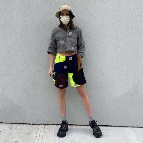 Nicole McLaughlin usando acessórios Carthartt reciclados/ Reprodução/Instagram