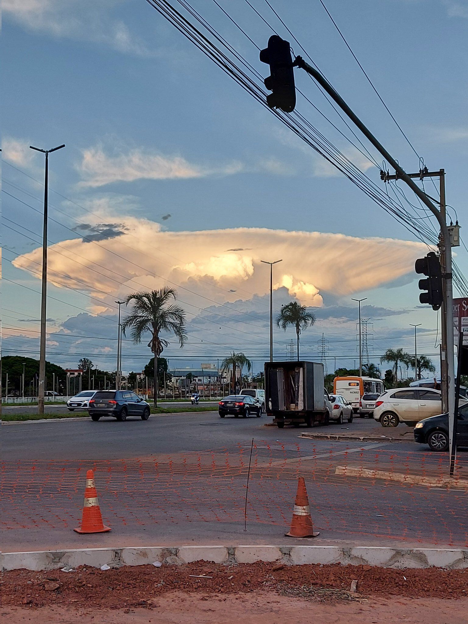 Nuvem é uma cumulonimbus / Reprodução/Twitter