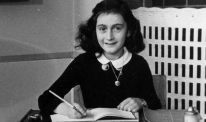 Grupo com bandeiras nazistas marcha no lado de fora de peça sobre Anne Frank