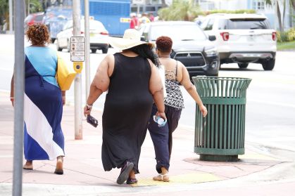 mulheres obesas andando na rua de costas