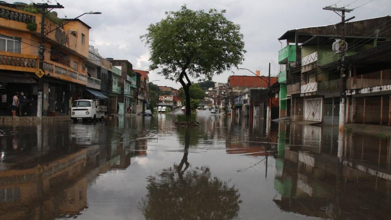 Alagamento após forte chuva na cidade de Osasco, na Grande São Paulo