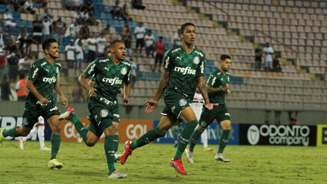 Giovani comemora o gol que colocou o Palmeiras na final da Copinha de 2022; na Arena Barueri, o time venceu o São Paulo por 1 a 0
