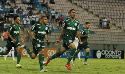 Giovani comemora o gol que colocou o Palmeiras na final da Copinha de 2022; na Arena Barueri, o time venceu o São Paulo por 1 a 0