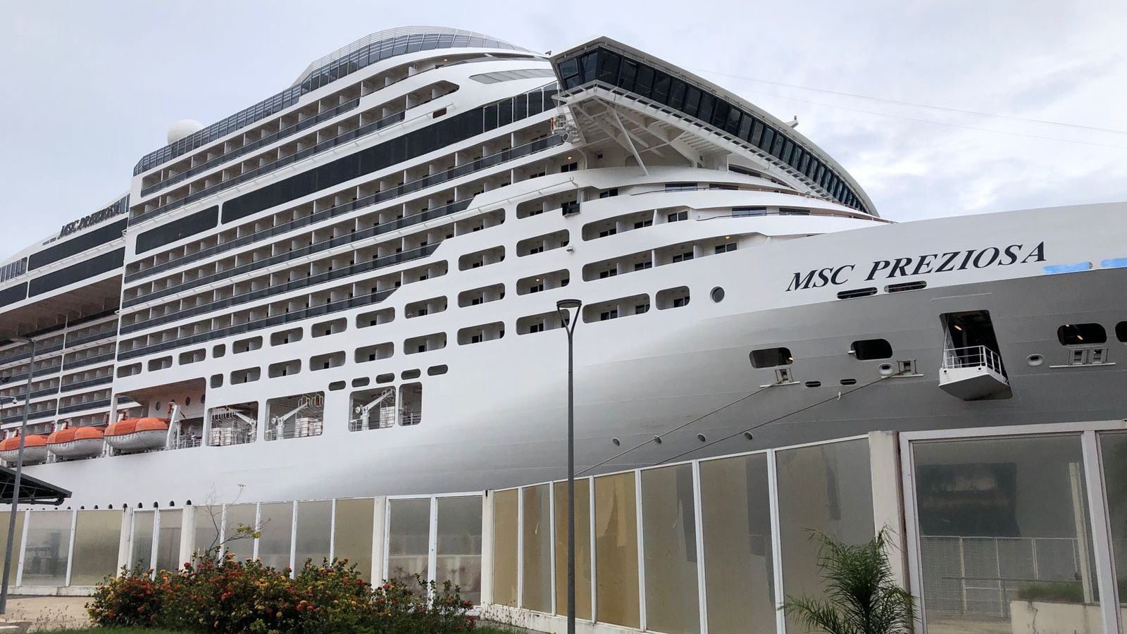 Passageiros e tripulantes do MSC Preziosa, navio turístico que atracou no Rio de Janeiro neste domingo (2), começam a desembarcar