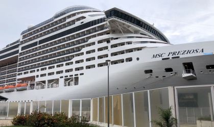 Passageiros e tripulantes do MSC Preziosa, navio turístico que atracou no Rio de Janeiro neste domingo (2), começam a desembarcar