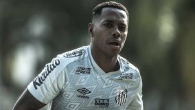 Robinho treina pelo Santos depois de ser anunciado como reforço do clube