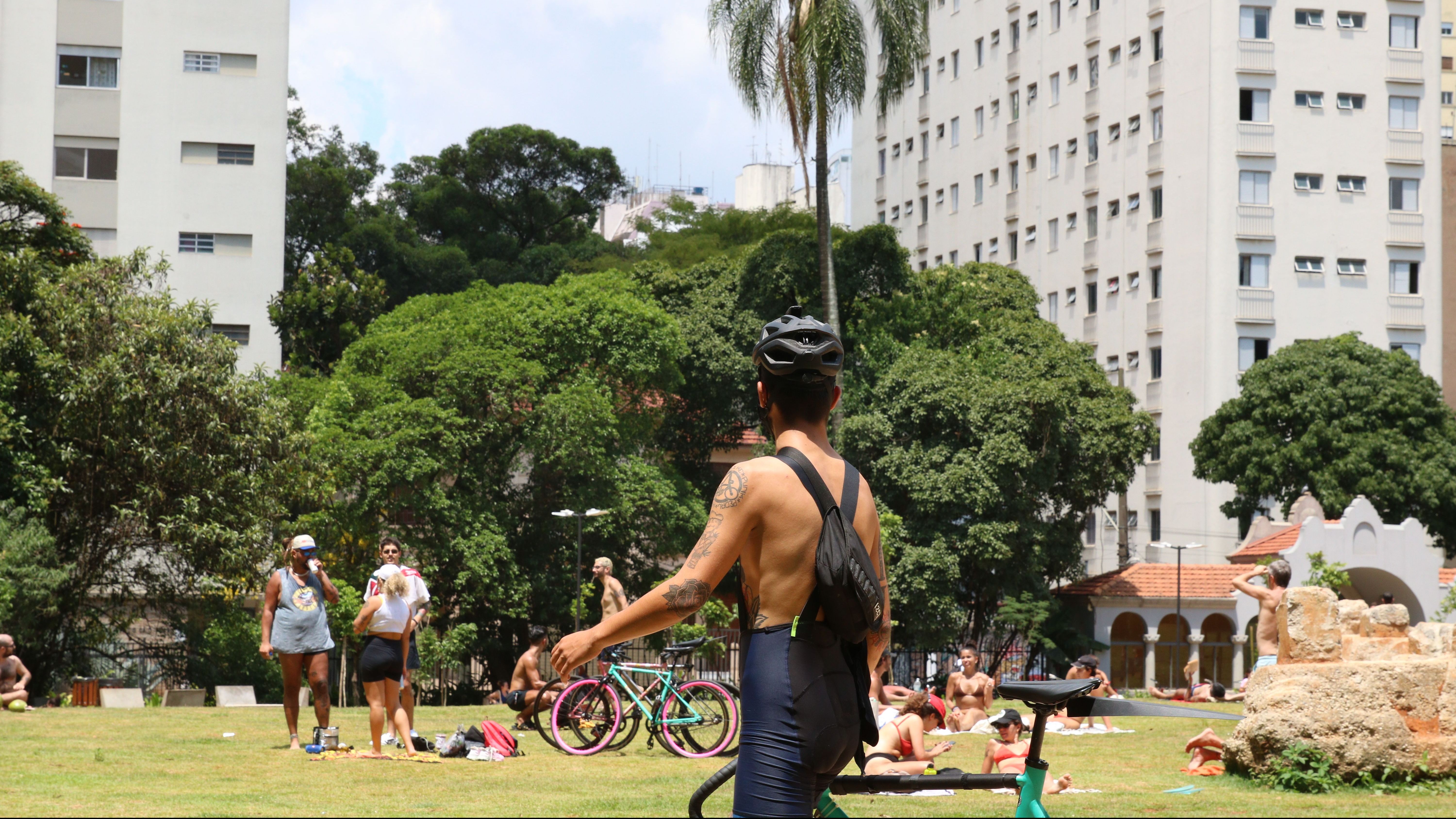 Lazer no Parque Augusta no feriado de aniversário de 468 anos da cidade de São Paulo | calor | parques | ar livre | verão