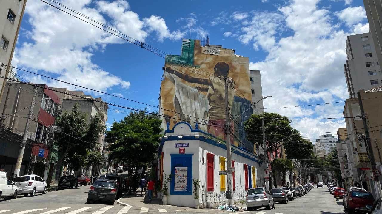 Painel Saracura, de Diogo Mouro, no Teatro do Incêndio, no Bixiga, centro de São Paulo