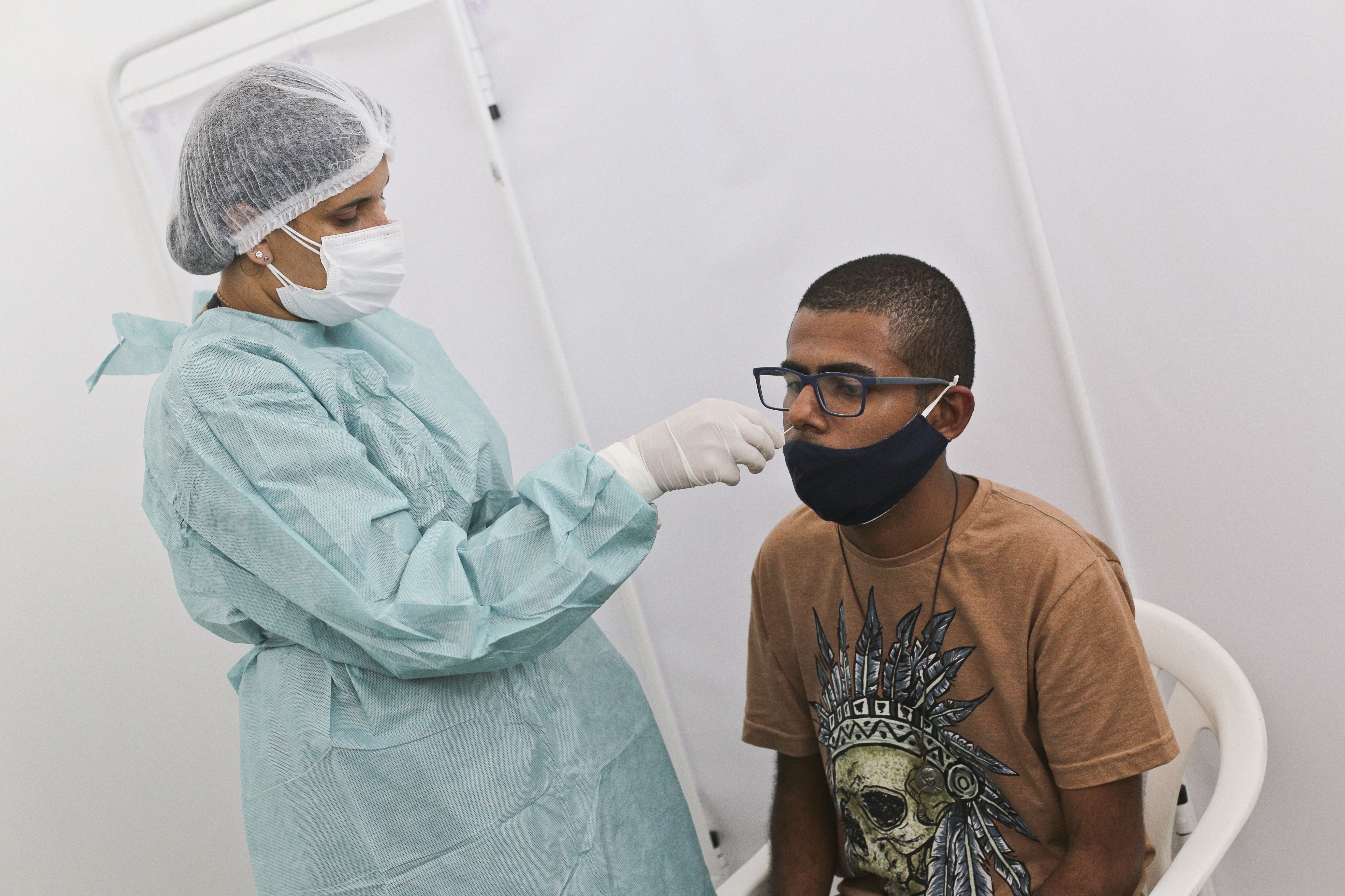 Teste rápido swab nasal para detecção de Covid-19 | coronavírus | testagem | exame | diagnóstico | pandemia | coronavírus | saúde
