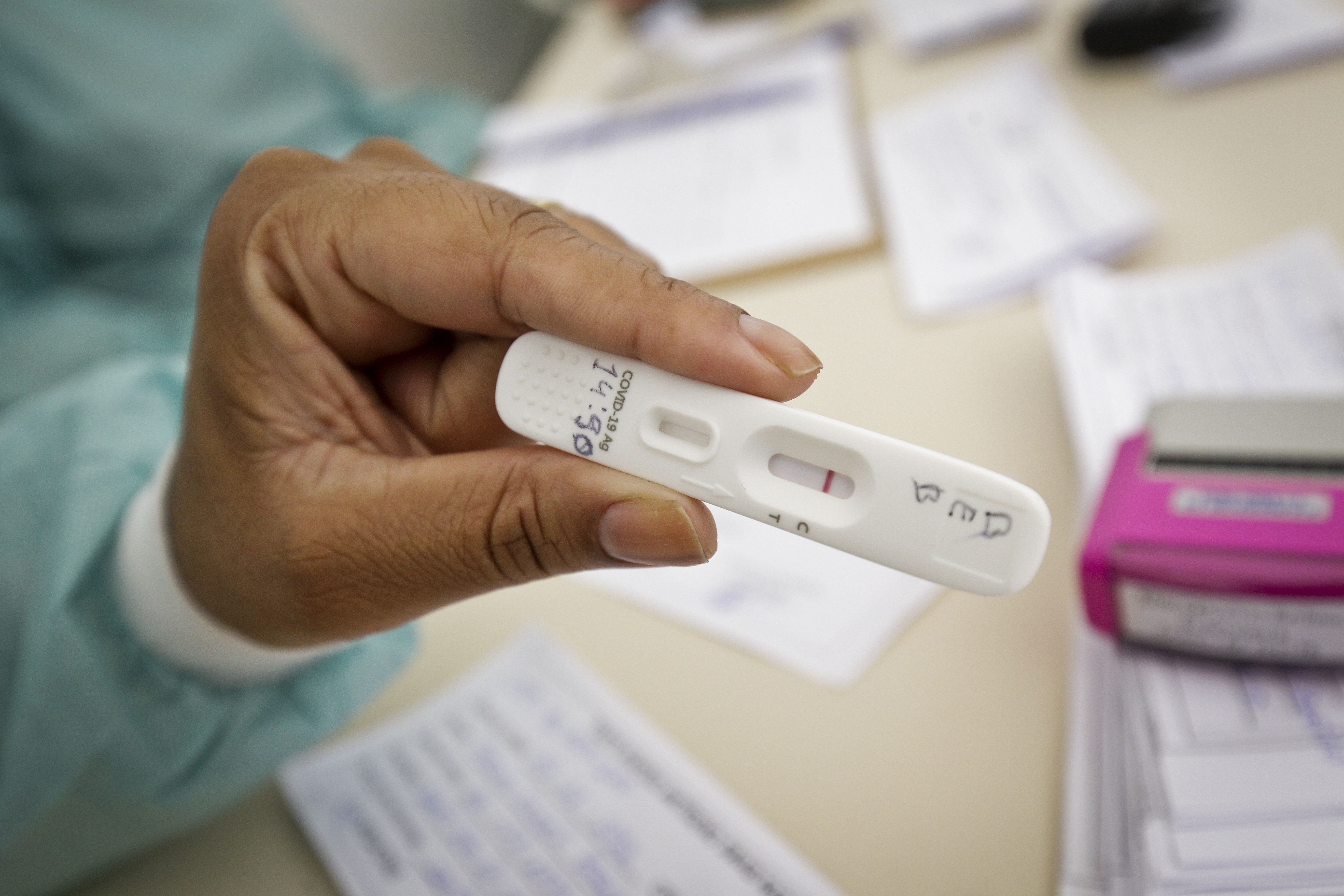 Teste rápido swab nasal para detecção de Covid-19 | coronavírus | testagem | exame | diagnóstico | pandemia | coronavírus | saúde