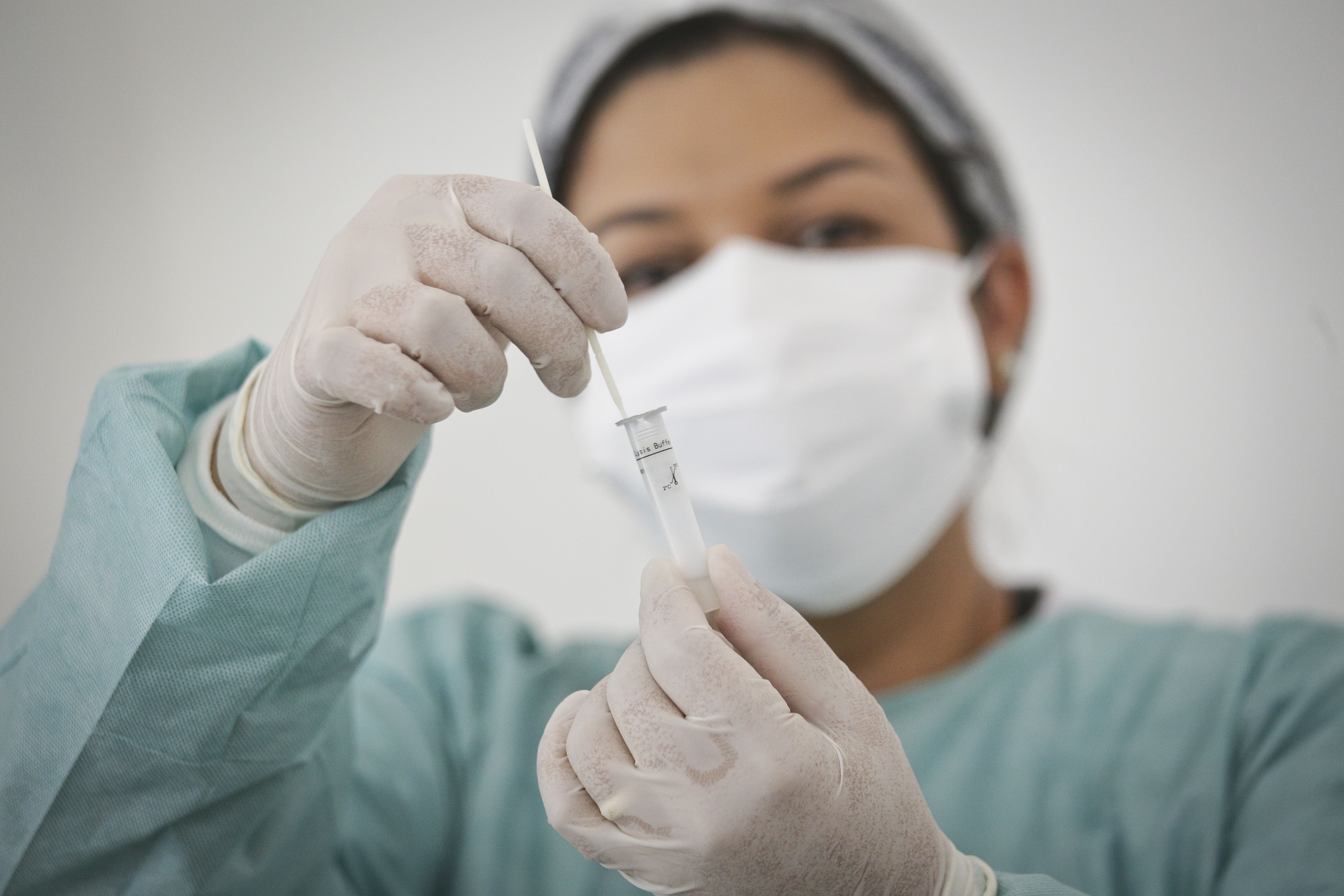 Teste rápido swab nasal para detecção de Covid-19 | coronavírus | testagem | exame | diagnóstico | pandemia | coronavírus | saúde