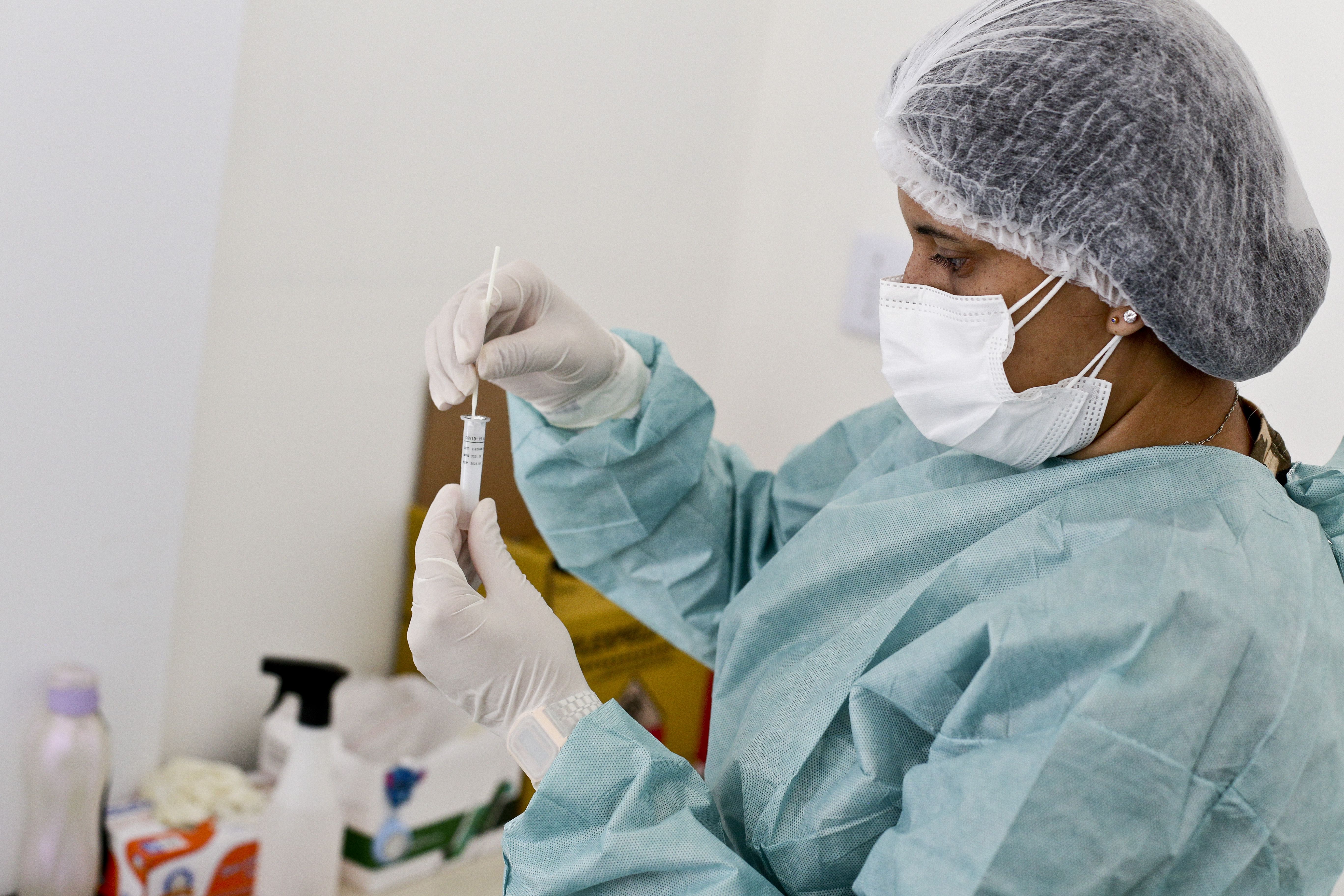 Teste rápido swab nasal para detecção de Covid-19 | coronavírus | testagem | exame | diagnóstico | pandemia | coronavírus | saúde