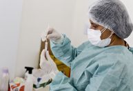 Média móvel de casos de Covid-19 no Brasil aumenta 129% em uma semana