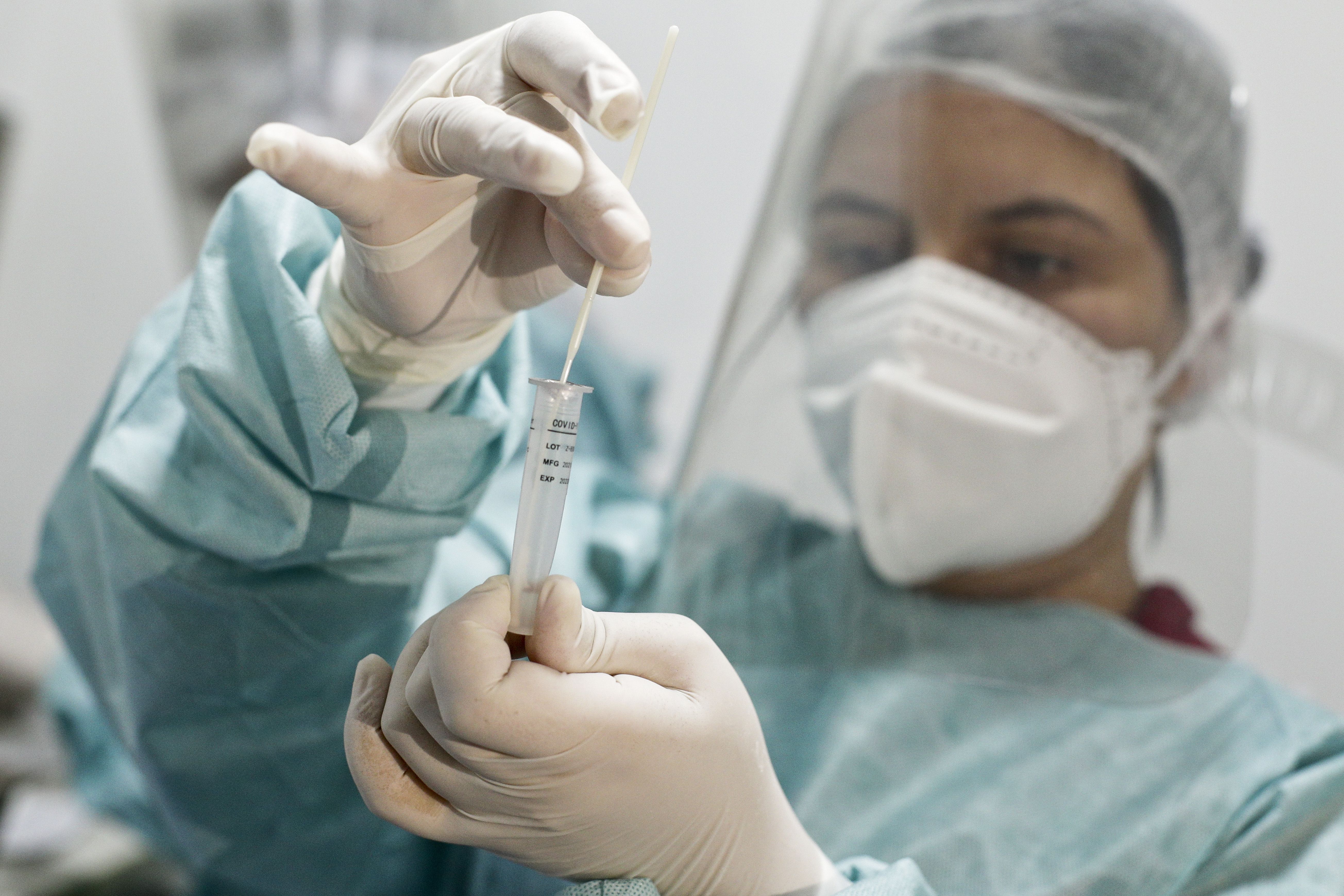 Teste rápido swab nasal para detecção de Covid-19 | coronavírus | testagem | exame | diagnóstico | pandemia | coronavírus | saúde