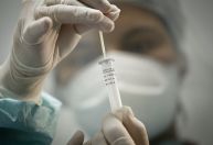 Em dois meses, 13 mil profissionais de saúde foram afastados por Covid e gripe