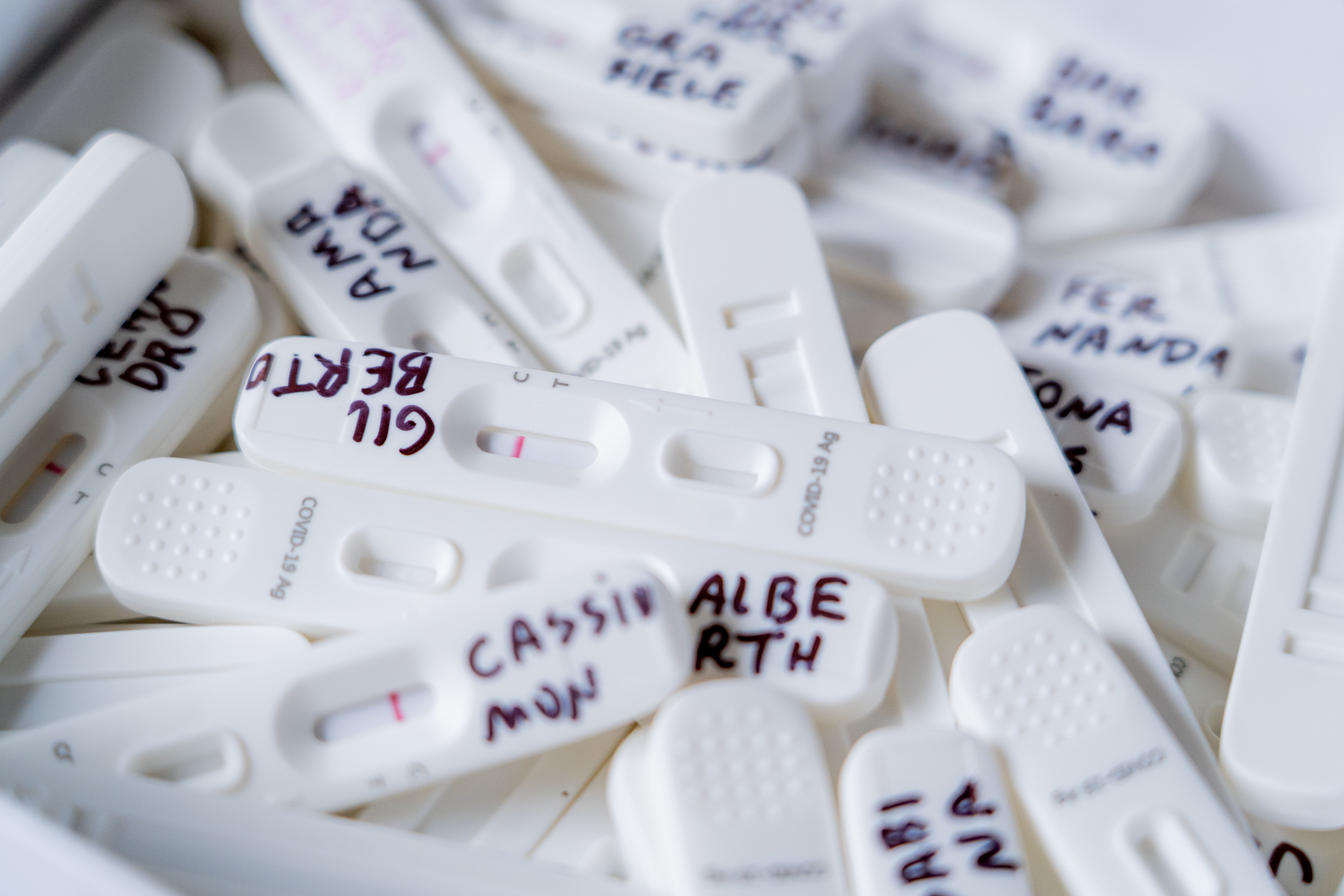 Teste rápido swab nasal para detecção de Covid-19 | coronavírus | testagem | exame | diagnóstico | pandemia | coronavírus | saúde