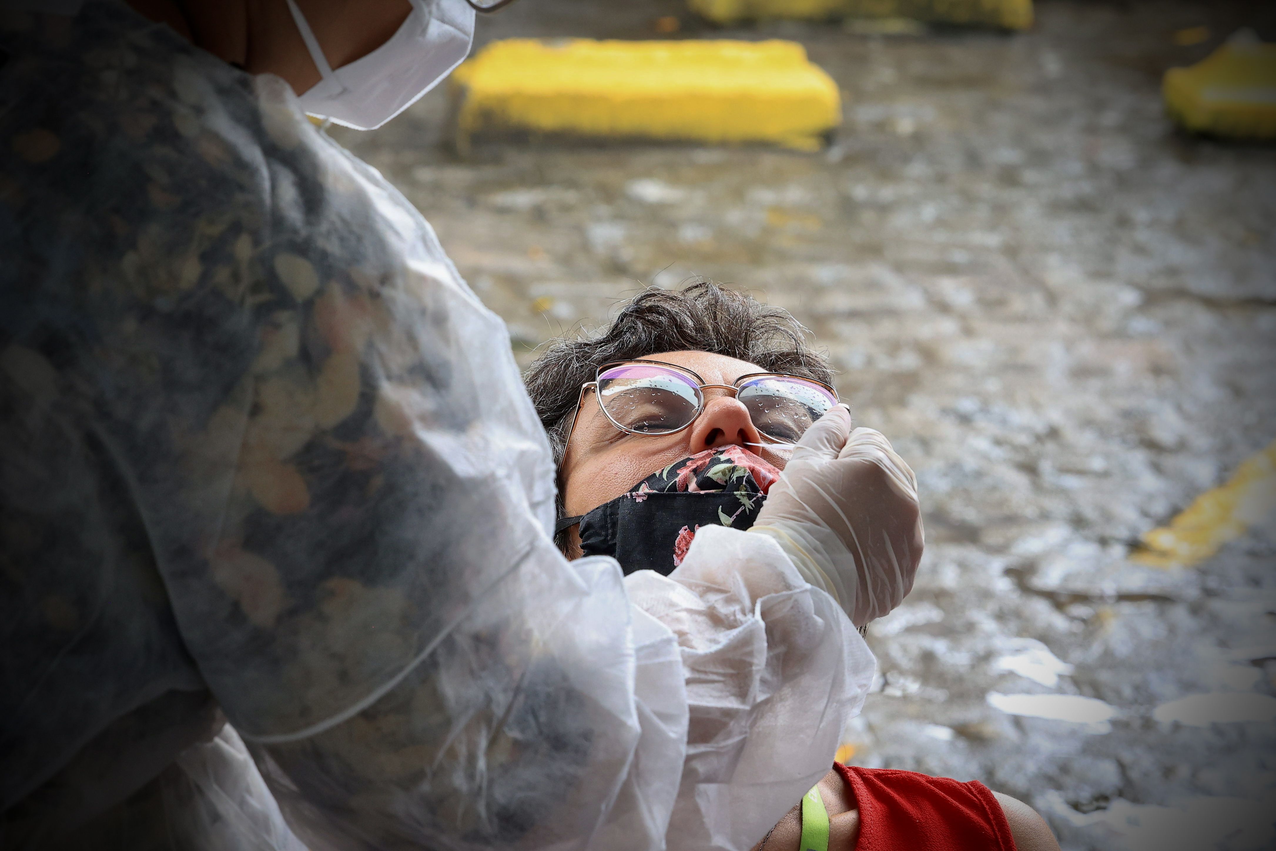 Teste rápido swab nasal para detecção de Covid-19 | coronavírus | testagem | exame | diagnóstico | pandemia | coronavírus | saúde