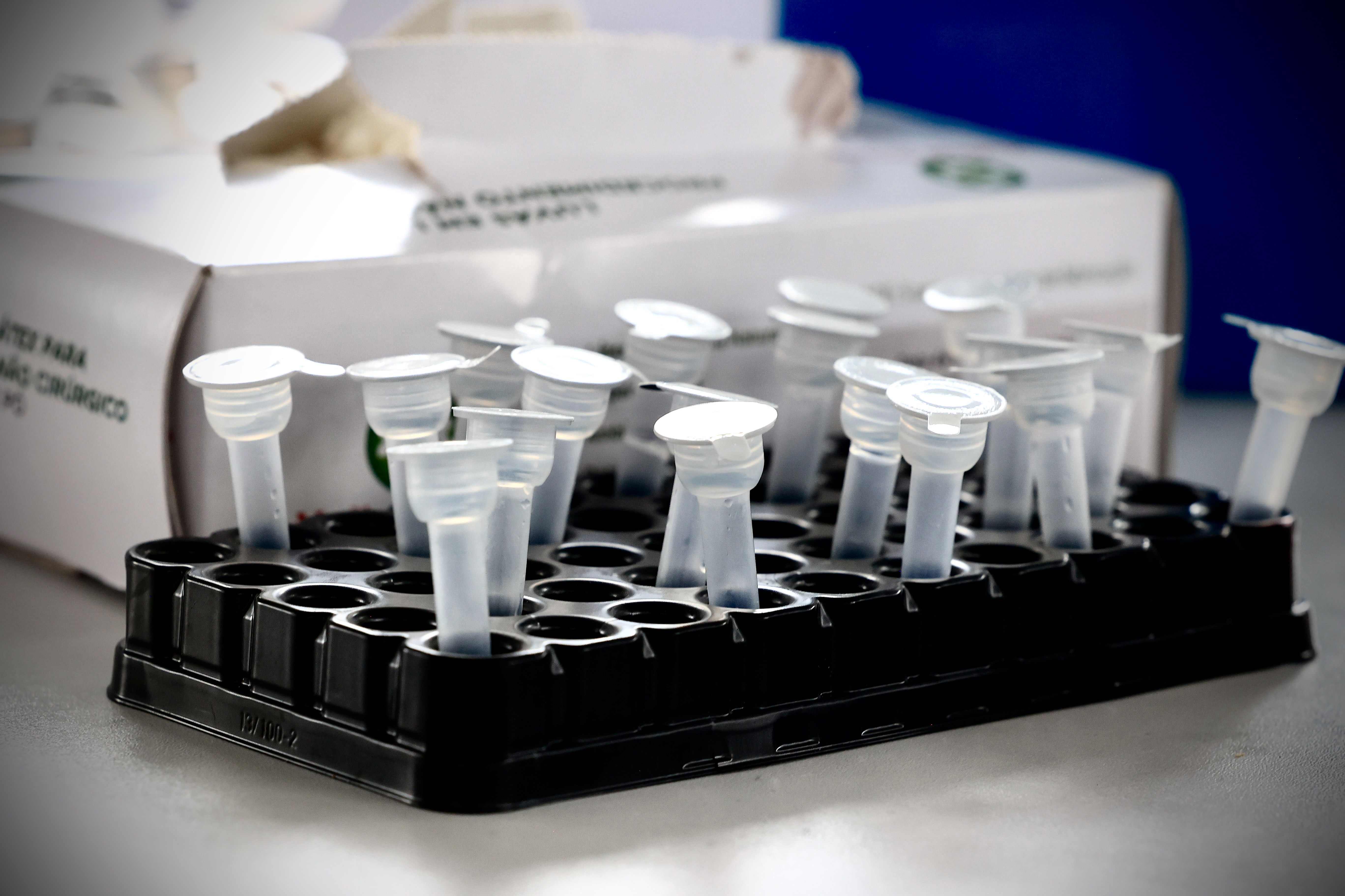 Teste rápido swab nasal para detecção de Covid-19 | coronavírus | testagem | exame | diagnóstico | pandemia | coronavírus | saúde