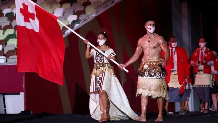 Malia Paseka e Pita Taufatofua foram os portas-bandeira de Tonga na Olimpíada de Tóquio, em 2021 / Hannah McKay/Pool/Getty Images