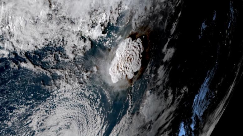 Erupção de vulcão submarino foi registrada por um satélite / Reprodução