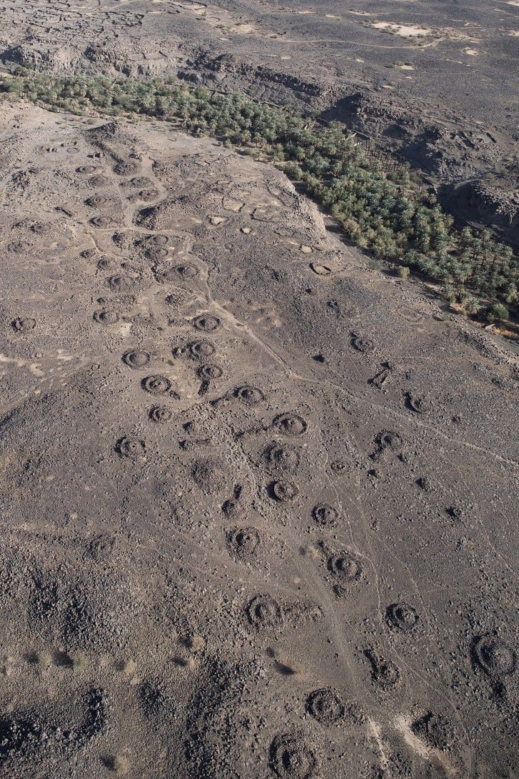 Uma densa "avenida funerária", cercada por tumbas da Idade do Bronze, levando ao Oásis Khaybar no noroeste da Arábia Saudita / Royal Commission for AlUla/AAKSA