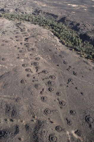 Uma densa "avenida funerária", cercada por tumbas da Idade do Bronze, levando ao Oásis Khaybar no noroeste da Arábia Saudita / Royal Commission for AlUla/AAKSA