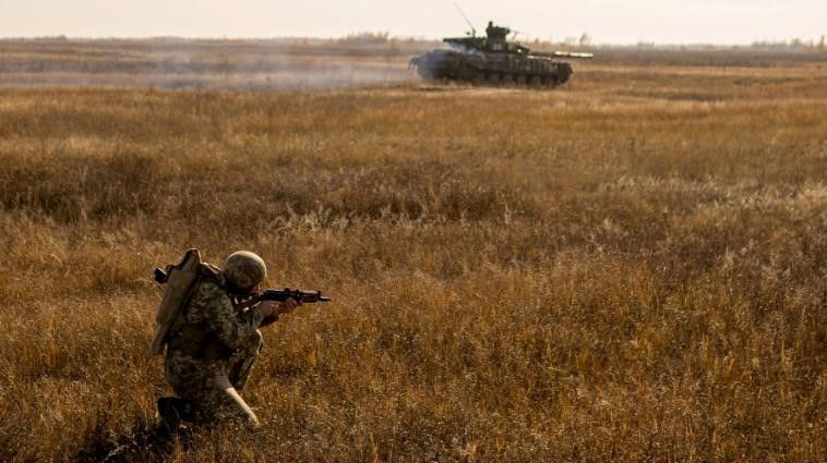 Um membro das Forças Armadas ucranianas participa de exercícios militares em um campo de treinamento perto da fronteira com a Crimeia, anexada à Rússia na região de Kherson, Ucrânia, em 17 de novembro de 2021 / General Staff of The Armed Forces of Ukraine via Reuters