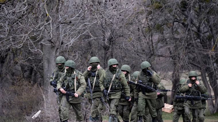 Soldados russos patrulham a área ao redor da unidade militar ucraniana em Perevalnoye, fora de Simferopol, na Crimeia, em 20 de março de 2014 / Filippo Monteforte/AFP/Getty Images