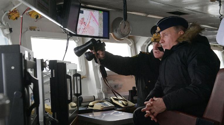O presidente russo, Vladimir Putin, assiste a exercícios conjuntos das frotas do Mar Negro e do Norte a bordo de um cruzador no Mar Negro, na costa da Crimeia, em 9 de janeiro de 2020 / Alexey Druzhinin/AFP/Sputnik/Getty Images