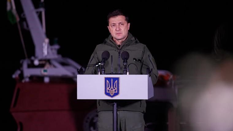 O presidente ucraniano, Volodymyr Zelensky, faz um discurso durante sua visita a uma linha de frente na região do Donbass na Ucrânia em 14 de outubro de 2021 / Ukrainian Presidency/Anadolu Agency/Getty Images
