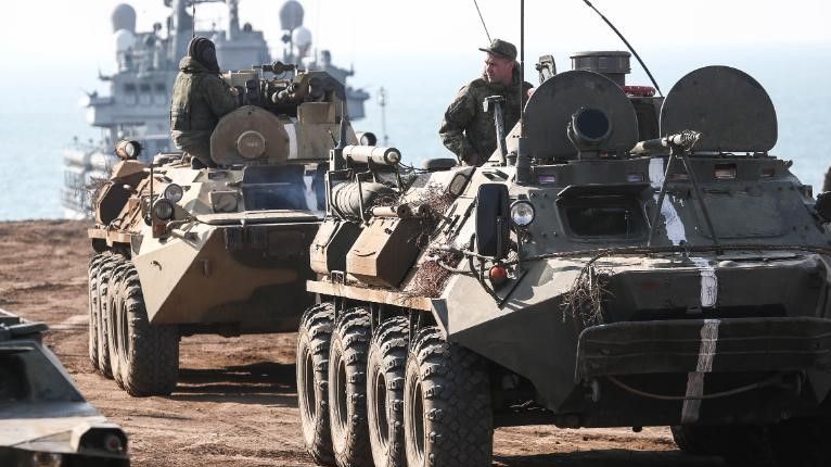 Veículos blindados participam de um exercício de desembarque anfíbio realizado por corpos do exército e unidades de infantaria naval da Frota Russa do Mar Negro na cordilheira de Opuk, Crimeia, em 18 de outubro de 2021 / Sergei Malgavko/TASS/Getty Images