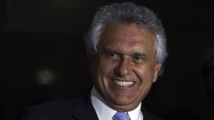 Ronaldo Caiado olha para a direita e sorri