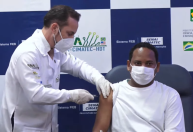 Primeira dose de vacina brasileira contra a Covid-19 é aplicada em teste no país