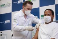 Primeira dose de vacina brasileira contra a Covid-19 é aplicada em teste no país