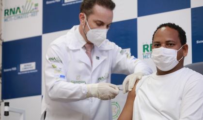 Primeira dose de vacina brasileira contra a Covid-19 é aplicada em teste no país