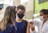 Reforço contra a Covid-19 aumenta durabilidade de resposta de anticorpos, diz estudo
