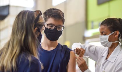 Reforço contra a Covid-19 aumenta durabilidade de resposta de anticorpos, diz estudo