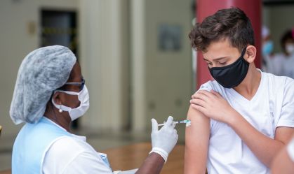 Antes de pensar em 4ª dose, é preciso completar vacinação de atrasados, diz Opas