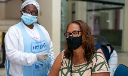 Estudo associa efeitos colaterais de vacinas da Covid a melhor resposta imunológica